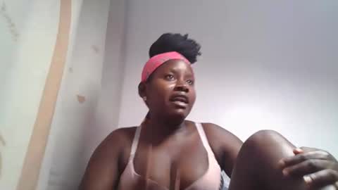 lovie_paula online show from November 5, 2025, 2:11 am