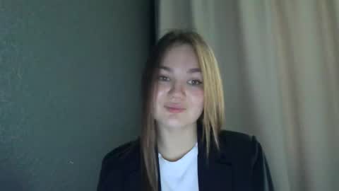 Snapshot of loviesimone chatting on October 9, 2025, 8:12 am loviesimone online show from October 9, 2025, 8:12 am