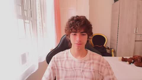 lucas_xo online show from October 9, 2025, 3:43 pm