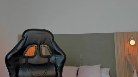 Snapshot of luccia_smith chatting on February 15, 2026, 2:19 am L U C C I A online show from February 15, 2026, 2:19 am