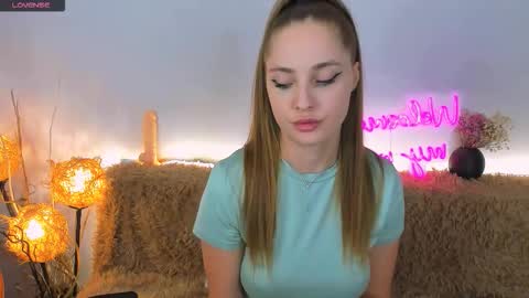 Snapshot of lucia_lucky chatting on October 8, 2025, 11:46 pm Sindy online show from October 8, 2025, 11:46 pm