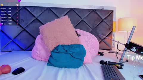 Lucia online show from November 26, 2025, 1:34 pm