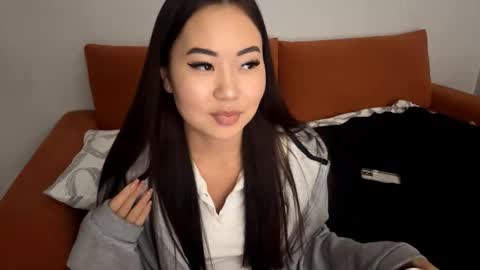 Kira online show from November 7, 2025, 2:39 pm