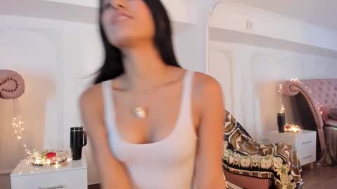 Luciana online show from November 18, 2025, 8:35 pm