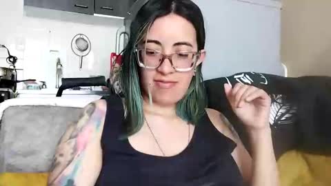 Dani 3 online show from November 7, 2025, 5:13 pm