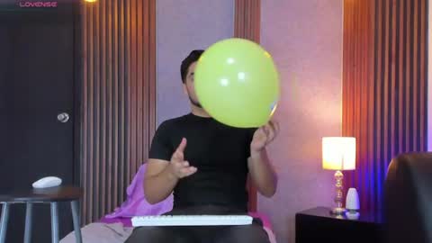Snapshot of luciano_vitale_ chatting on July 5, 2026, 12:56 pm Luciano online show from July 5, 2026, 12:56 pm
