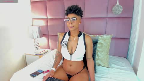 Snapshot of luciawallace chatting on October 19, 2025, 12:44 am lucia wallace online show from October 19, 2025, 12:44 am