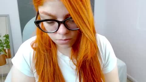 Snapshot of lucie_nicolls chatting on December 2, 2024, 9:50 pm Lucie online show from December 2, 2024, 9:50 pm