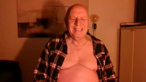 Snapshot of luclovestops chatting on November 18, 2025, 4:17 am Luclostops online show from November 18, 2025, 4:17 am