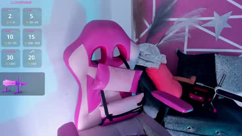 lucy_beatifull online show from May 22, 2026, 2:55 pm