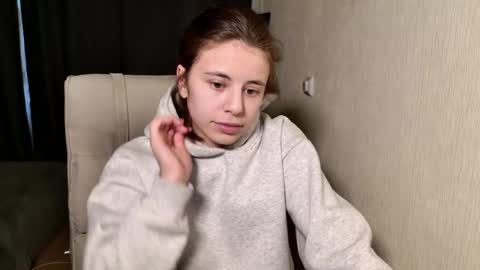 Snapshot of lucyrait chatting on February 21, 2025, 11:22 am Lucy online show from February 21, 2025, 11:22 am