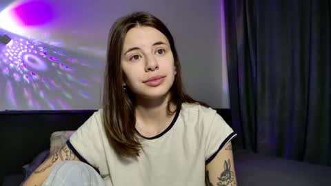 Snapshot of lucyrait chatting on November 24, 2025, 4:01 am Lucy online show from November 24, 2025, 4:01 am