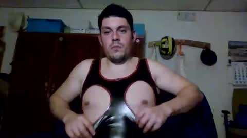 Snapshot of luis2423 chatting on December 18, 2025, 11:55 pm A slave to the mistress.. un esclavo para las amas dominantes. online show from December 18, 2025, 11:55 pm