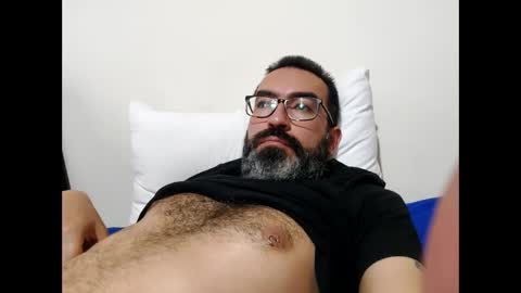 Snapshot of luis2988z chatting on March 2, 2025, 9:54 pm Hairyman online show from March 2, 2025, 9:54 pm