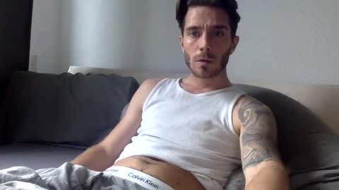 Snapshot of luisbadx chatting on December 28, 2024, 12:56 pm Luis Badx online show from December 28, 2024, 12:56 pm