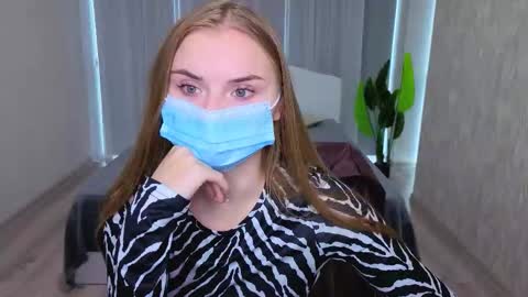 lukeriamoon online show from October 18, 2025, 6:37 am