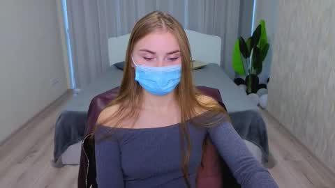 lukeriamoon online show from November 13, 2025, 5:50 am