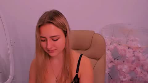 Snapshot of lulu___moon chatting on October 11, 2025, 6:34 am Lily online show from October 11, 2025, 6:34 am