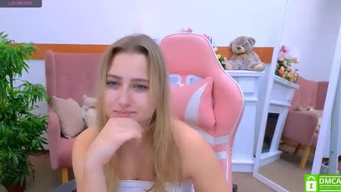 Snapshot of lulu___moon chatting on October 14, 2025, 2:29 pm Lily online show from October 14, 2025, 2:29 pm