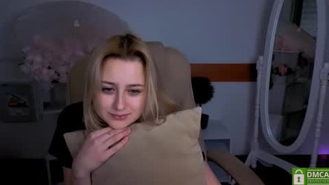 Snapshot of lulu___moon chatting on February 4, 2026, 9:53 pm Lily online show from February 4, 2026, 9:53 pm