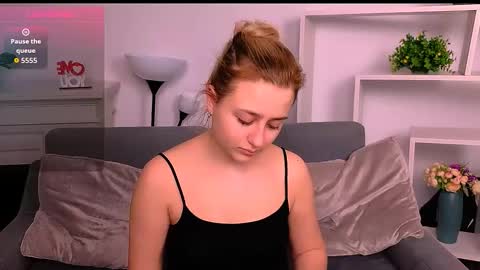 Snapshot of lulu___moon chatting on February 17, 2026, 9:43 pm Lily online show from February 17, 2026, 9:43 pm