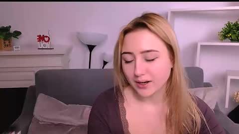 Snapshot of lulu___moon chatting on February 26, 2026, 9:47 pm Lily online show from February 26, 2026, 9:47 pm