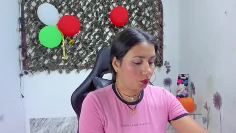 Luna  online show from November 5, 2025, 7:36 pm