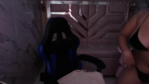 Luna online show from May 22, 2026, 3:35 am
