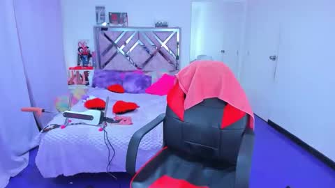 luna_analya online show from February 18, 2026, 12:12 pm