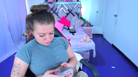 luna_analya online show from March 18, 2026, 4:10 pm