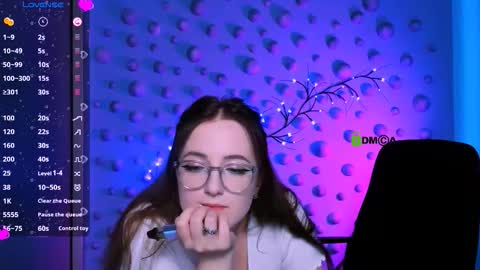 luna_berryy online show from December 19, 2025, 8:38 pm