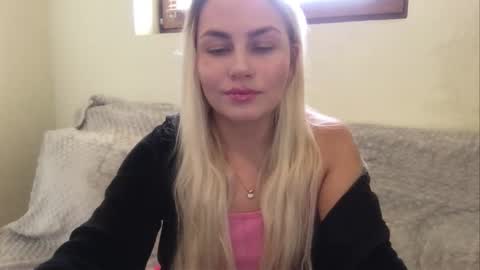 luna_blazer online show from November 22, 2025, 11:42 am