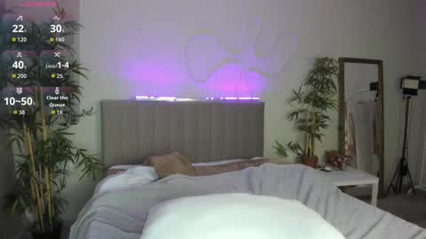 Luna online show from October 6, 2025, 11:24 pm