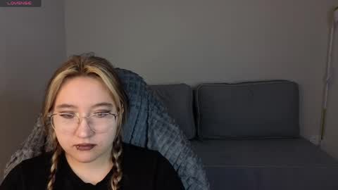 Snapshot of luna_host chatting on April 1, 2026, 2:01 am Luna Host online show from April 1, 2026, 2:01 am