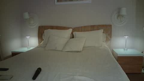 luna_hoti online show from December 4, 2025, 2:21 am