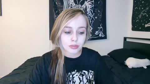 Snapshot of luna_lovelyy chatting on September 21, 2025, 5:20 am Luna online show from September 21, 2025, 5:20 am
