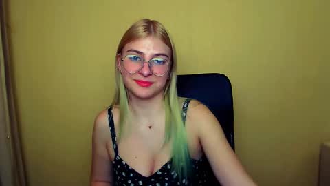 Snapshot of luna_lush_ chatting on January 24, 2025, 11:37 am Luna online show from January 24, 2025, 11:37 am