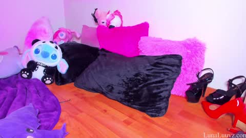 Snapshot of luna_luuvz chatting on March 5, 2025, 6:12 am Luna Luuvz online show from March 5, 2025, 6:12 am