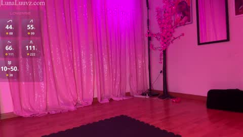 Luna Luuvz online show from May 26, 2026, 6:42 am