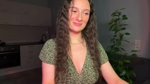 luna_raee online show from November 24, 2025, 6:40 pm