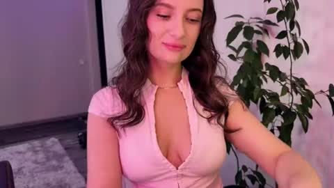 luna_raee online show from July 19, 2026, 5:22 am