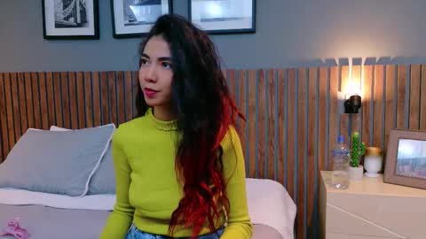 LUNA  online show from October 1, 2025, 1:17 pm