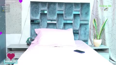 luna_sophya online show from October 14, 2025, 11:33 am