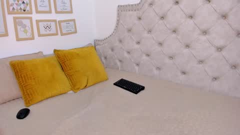 luna_valle online show from January 22, 2025, 2:37 am