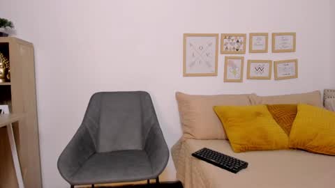 luna_valle online show from January 23, 2025, 9:18 pm