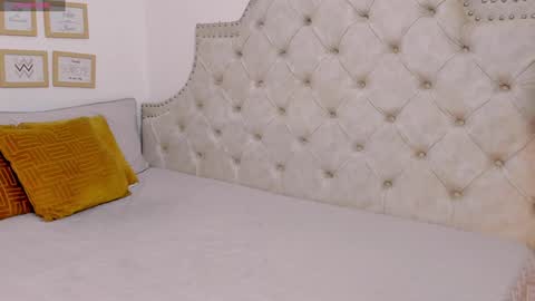 luna_valle online show from February 4, 2025, 11:38 pm