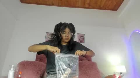 luna_velveth1 online show from February 2, 2026, 1:04 am