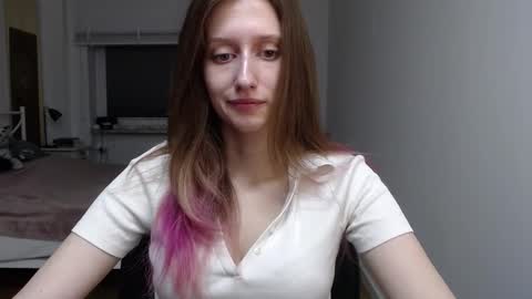 L U N A  online show from December 5, 2025, 6:33 am