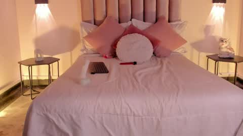 lunaa_moonn online show from April 17, 2026, 8:01 pm