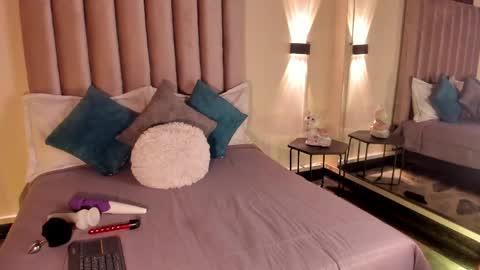 lunaa_moonn online show from May 23, 2026, 7:29 pm